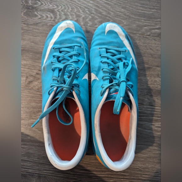 Nike Soccer Cleats - Picture 2 of 5
